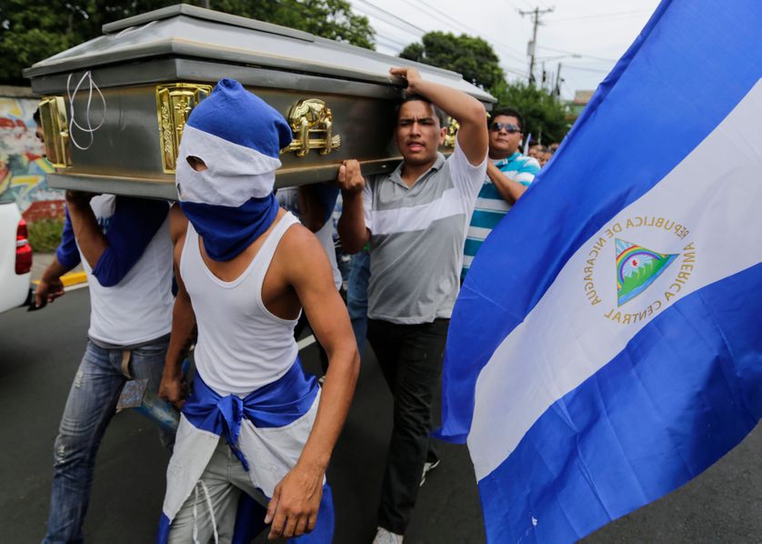Enterrement à Managua le 16 juillet 2018 de l'étudiant Gerald Velazquez, tué près d'une église lors d'émeutes avec la police. En 3 mois, les violences ont fait plus de 280 morts et 2 000 blessés