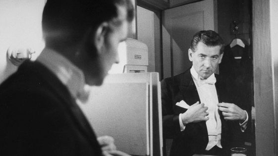 Leonard Bernstein dans sa loge du Carnegie Hall, à New York (Etats-Unis). ©Getty - Alfred Eisenstaedt/The LIFE Picture Collection