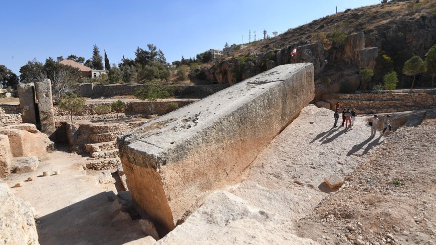 La pierre de la femme enceinte, découverte près du site, pèserait 1 000 tonnes
