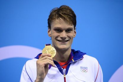 Yannick Agnel, pose avec sa médaille d'or sur le podium du 200 m nage libre masculin aux Jeux Olympiques de Londres, le 30 juillet 2012 Yannick Agnel, pose avec sa médaille d'or sur le podium du 200 m nage libre masculin aux Jeux Olympiques de Londres, le 30 juillet 2012