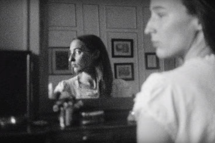 Image extraite du clip de "Nora (Naked)" d'Orouni réalisé par Shanti Masud