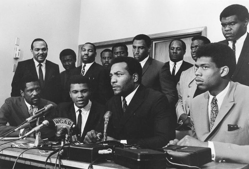 Un groupe de sportif Noirs annoncent leur soutiens au refus d'être mobilisé de Mohamed Ali