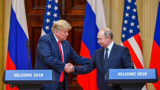 Donald Trump et Vladimir Poutine à Helsinki, le 16 juillet 2018 ©AFP - YURI KADOBNOV