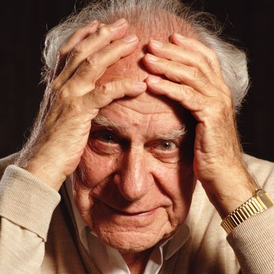 Karl Popper chez lui en Grande-Bretagne en 1992