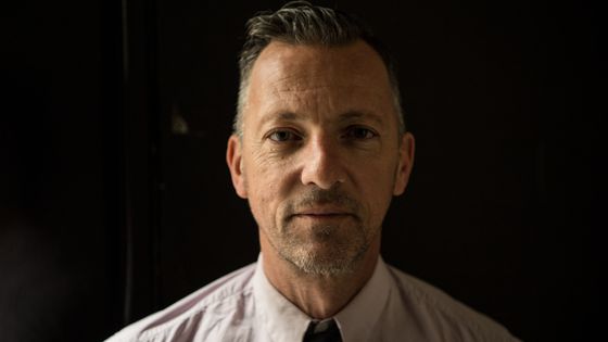 L'historien de la mode, et commissaire d'exposition Olivier Saillard avant le début de l'exposition "Je suis couturier", en hommage au styliste franco-tunisien Azzedine Alaïa le 21 janvier 2018. ©AFP - ALAIN JOCARD