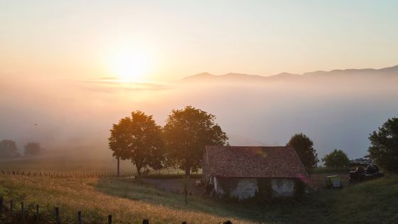 Aube sur le village de Saint Jean Pied de Port dans les Pyrénées ©Getty - Ondacaracola photography
