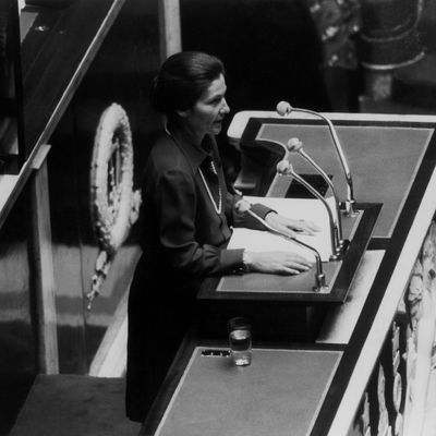 Simone Veil, ministre de la santé, prononçant son discours sur le projet de loi en faveur de l'avortement, à la tribune de l'assemblée nationale, à Paris en France, le 26 novembre 1974.