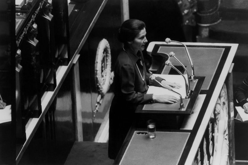 Simone Veil, ministre de la santé, prononçant son discours sur le projet de loi en faveur de l'avortement, à la tribune de l'assemblée nationale, à Paris en France, le 26 novembre 1974.