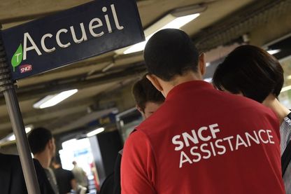 Un opérateur SNCF informe les clients de la gare Montparnasse à Paris le 28 juillet 2018 Un opérateur SNCF informe les clients de la gare Montparnasse à Paris le 28 juillet 2018