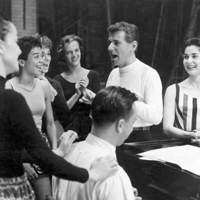 Bernstein en répétition de West Side Story (1957), au piano Stephen Sondheim © Library of Congress archives