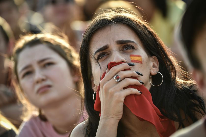 Une supportrice espagnole après la défaite de la "Roja", en huitième de finale de la Coupe du monde de football