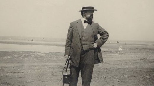 Claude Debussy sur la plage d'Houlgate - © Gallica-BnF