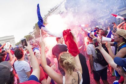 Supporters de l'équipe de France réunis en masse sur les Champs Elysées le soir de la finale de la Coupe du monde de football 2018 Supporters de l'équipe de France réunis en masse sur les Champs Elysées le soir de la finale de la Coupe du monde de football 2018