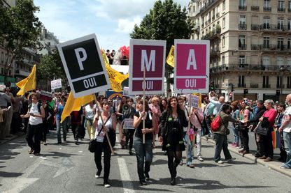 Pendant la Gaypride de 2013, une banderole sur la procréation médicalement assistée Pendant la Gaypride de 2013, une banderole sur la procréation médicalement assistée