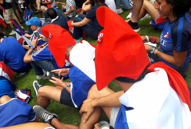 Bonnets phrygiens à la rescousse pour supporter les Bleus depuis Moscou