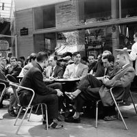 Etudiants à une terrasse de café boulevard Saint-Michel à Paris, France en 1960