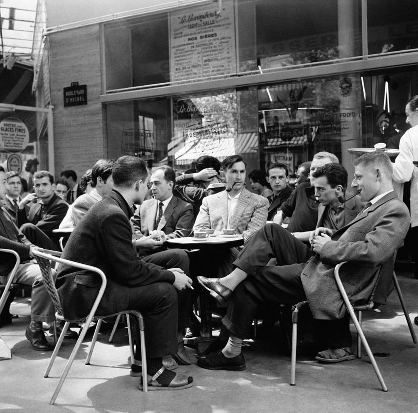 Etudiants à une terrasse de café boulevard Saint-Michel à Paris, France en 1960