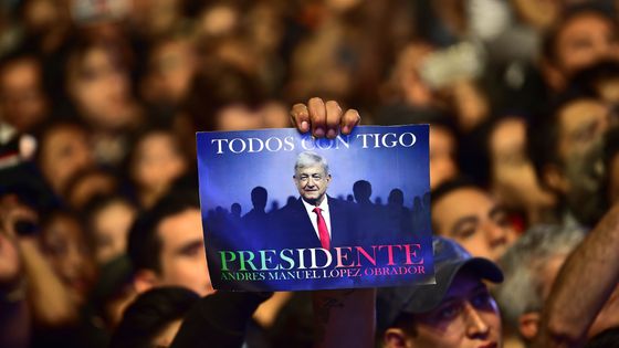 La joie des partisans d'Andres Manuel Lopez Obrador dimanche soir à Mexico ©AFP - PEDRO PARDO