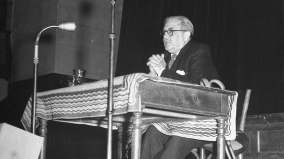 Bernanos faisant à un discours à la conférence de Genève pour la paix de 1946 ©Getty - David E. Scherman / Contributeur