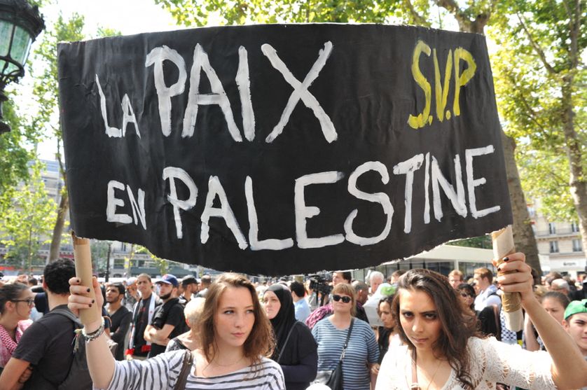 Deux manifestantes portent une banderole au nom de "La paix en Palestine, svp", à Paris Place de la République le 26 juillet 2014 en soutien à la Palestine.