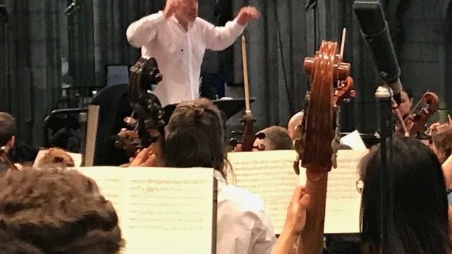 Valery Gergiev, répétition du Requiem de Berlioz à la basilique-cathédrale de Saint-Denis le 4 juillet 2018).