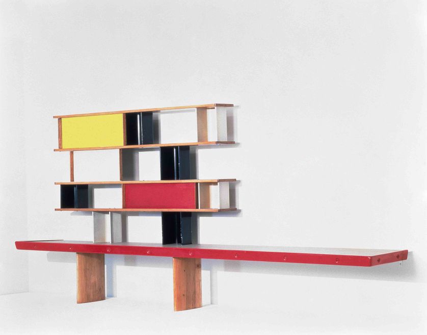 Charlotte Perriand, "Bibliothèque de la Maison de la Tunisie", 1952, piétement et traverses en pin verni, plots et portes en tôle d’aluminium pliée et gaufrée ; 162 x 353 x 53 cm