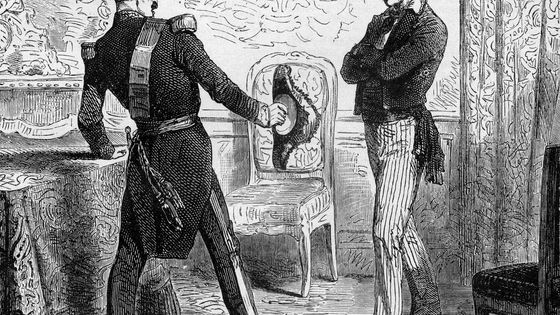 Le comte en pleine conversation avec de Villefort ©AFP - Photo12