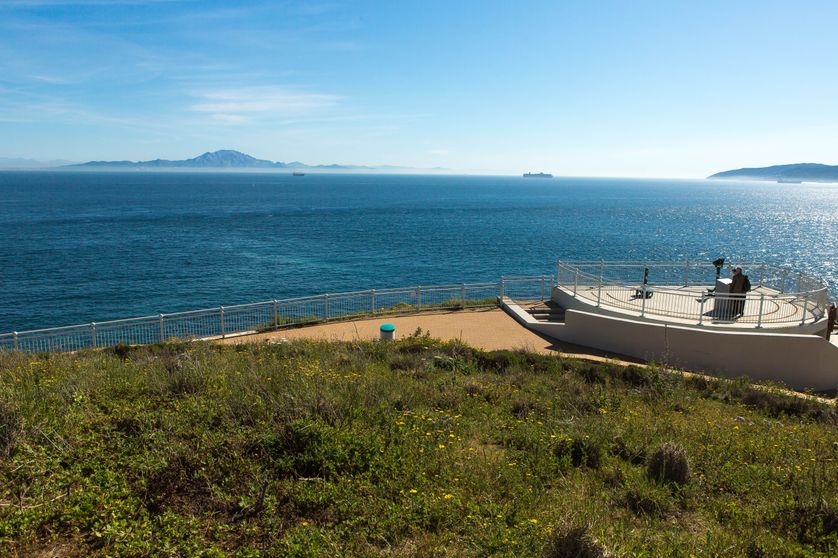 Vue sur le détroit de Gibraltar depuis l’Espagne, au loin la côte marocaine.