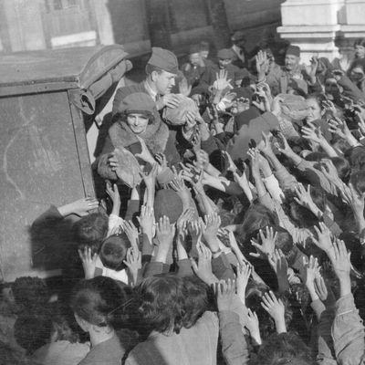 Arménie : scène générale d' un centre de distribution de pain dans un centre arménien de réfugiés et d'orphelins.