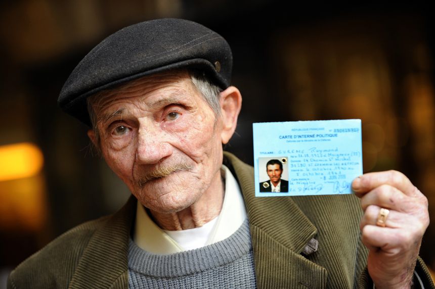 Raymond Gurême en 2010 montrant sa carte d'interné lorsqu'il avait 15 ans