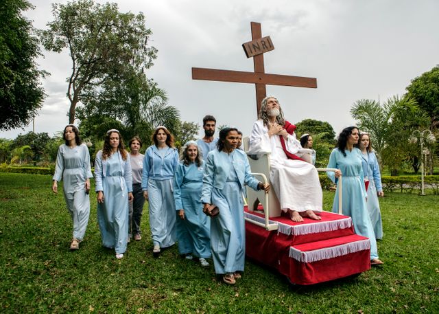 Cristo est promené autour du complexe sur un piédestal sur roues. INRI sont les initiales que Ponce Pilate fit écrire en haut de la croix de Jésus, et signifient : Jésus Christ, Roi des Juifs.