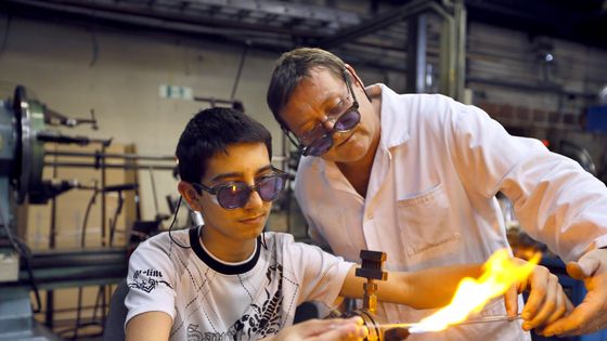 Un employé donne des instructions à un jeune travailleur dans une entreprise à Joinville-le-Pont ©AFP - KENZO TRIBOUILLARD