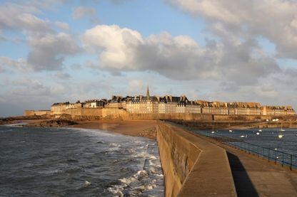 Vue sur la ville de Saint-Malo, jetée de la plage du Mole Vue sur la ville de Saint-Malo, jetée de la plage du Mole