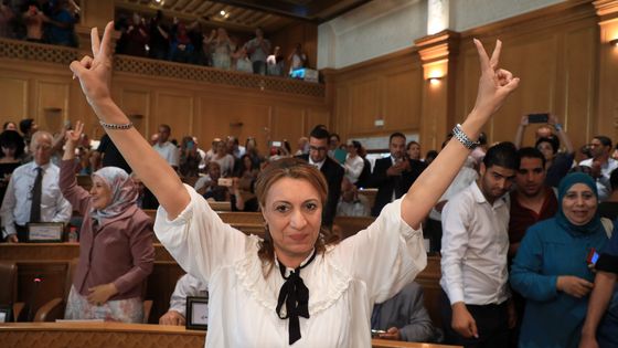 Souad Abderrahim, tête de liste du parti islamiste tunisien Ennahdha et première femme élue maire de la capitale ©AFP - YASSINE GAIDI / ANADOLU AGENCY