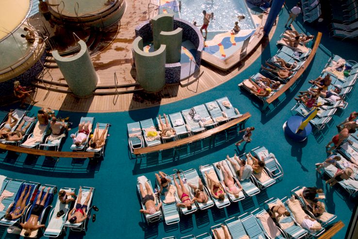 Bronzage sur un bateau de croisière dans les Caraïbes