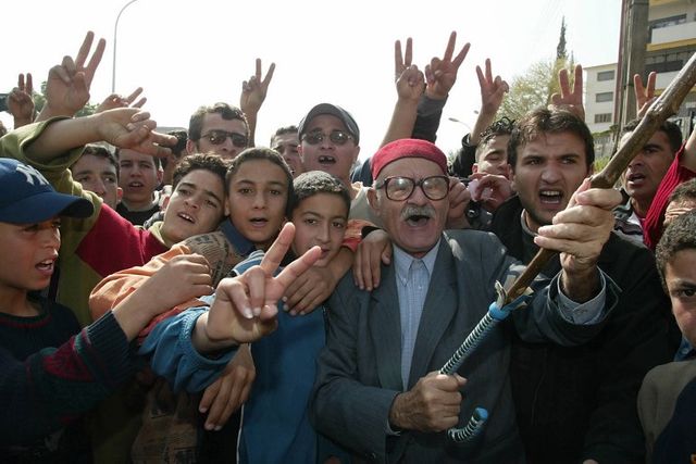 Des centaines de personnes manifestent à Tizi Ouzou, le premier jour des élections présidentielles, le 18 mars 2004, avant le vote du 8 avril. Les dirigeants kabyles locaux ont appelé les gens à rejeter le vote;