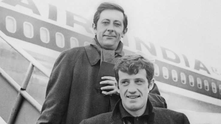 Jean-Paul Belmondo et Jean Rochefort le 07 janvier 1965 juste avant d'embarquer pour Hong-Kong.