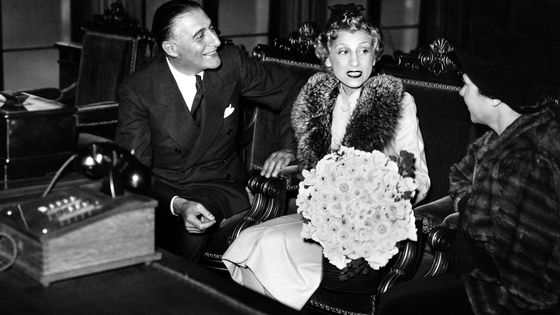 Le journaliste, écrivain et historien Emmanuel Berl et la chanteuse, compositrice et actrice Mireille Hartuch ("Mireille") pendant leur mariage en Octobre 1937 ©AFP - STF