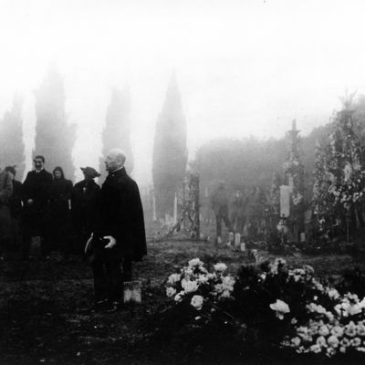 Le poète et écrivain italien Gabriele D'Annunzio commémore dans le cimetière de Rjieka ceux qui sont morts pour la cause de Fiume (Rjieka). Rijeka, janvier 1921