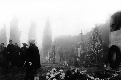 Le poète et écrivain italien Gabriele D'Annunzio commémore dans le cimetière de Rjieka ceux qui sont morts pour la cause de Fiume (Rjieka). Rijeka, janvier 1921 Le poète et écrivain italien Gabriele D'Annunzio commémore dans le cimetière de Rjieka ceux qui sont morts pour la cause de Fiume (Rjieka). Rijeka, janvier 1921
