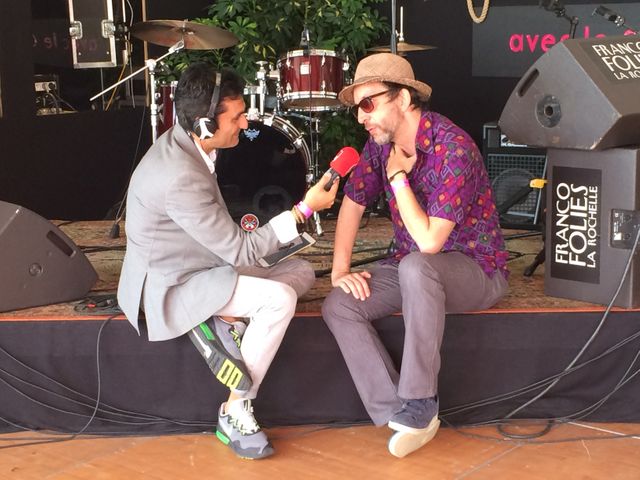 Arthur H dans le studio du Club estival aux Francofolies de la Rochelle en compagnie d'Emmanuel Khérad