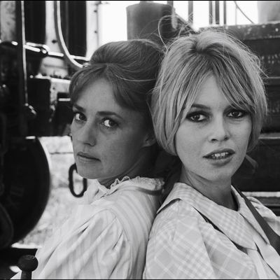 Jeanne Moreau et Brigitte Bardot sur le tournage de "Viva Maria" de Louis Malle, au Mexique.