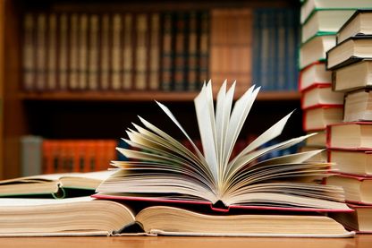 Gros plan de livres à la bibliothèque. Gros plan de livres à la bibliothèque.