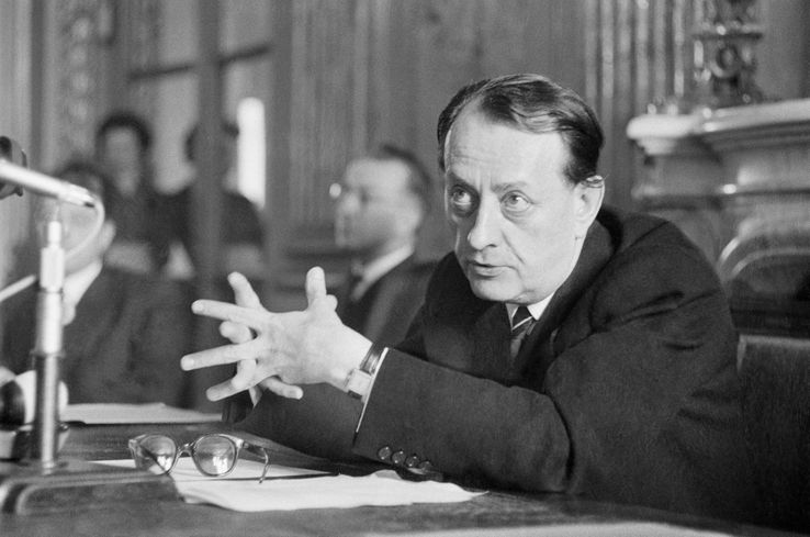 André Malraux s'exprime en présence du Général de Gaulle (pas de date sur cette archive)