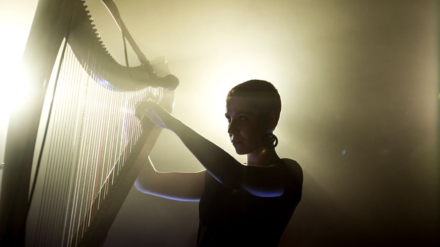 Laura Perrudin sur scène avec sa harpe électronique.