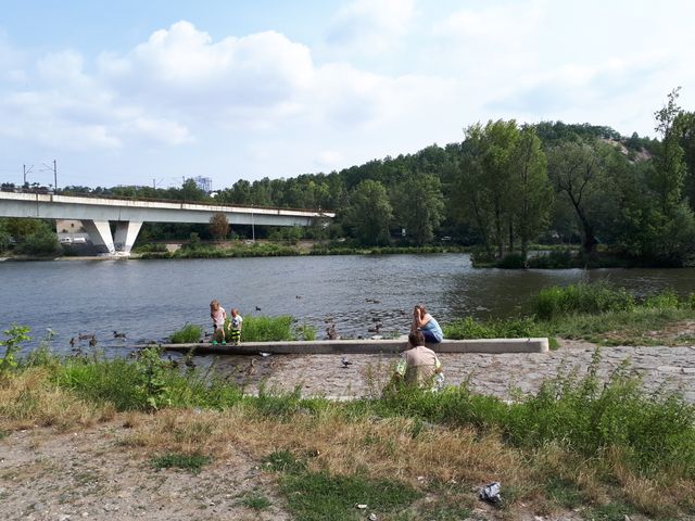 Dans les nouveaux quartiers branchés de Prague sur les rives de la Vlatava
