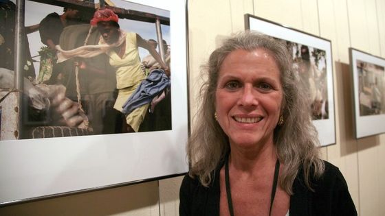La photographe américaine Jane Evelyn Atwood pose devant ses photographies d'Haïti, le 6 septembre 2007, au Couvent des Minimes à Perpignan. ©AFP - RAYMOND ROIG