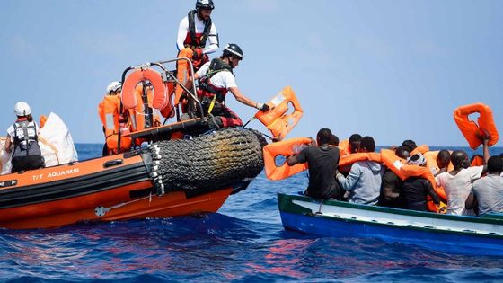 Une photo de SOS Méditerranée, publiée le 14 août. Des membres de l'équipages de l'Aquarius remettent des gilets de sauvetage aux migrants au large des côtes libyennes (10/08/2018). ©Getty - Stringer/Sos Méditerranée