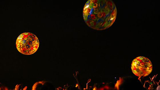 Foule jouant avec des ballons de plage pendant un concert présenté au festival Osheaga de Montréal le 1er août 2010. - tkaravou from Montreal, Canada (wikimedia)