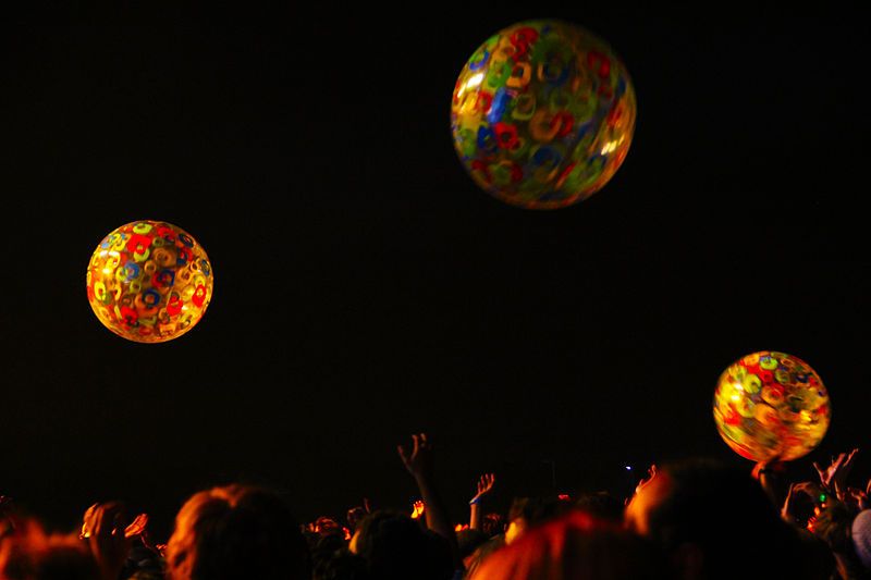 Foule jouant avec des ballons de plage pendant un concert présenté au festival Osheaga de Montréal le 1er août 2010.